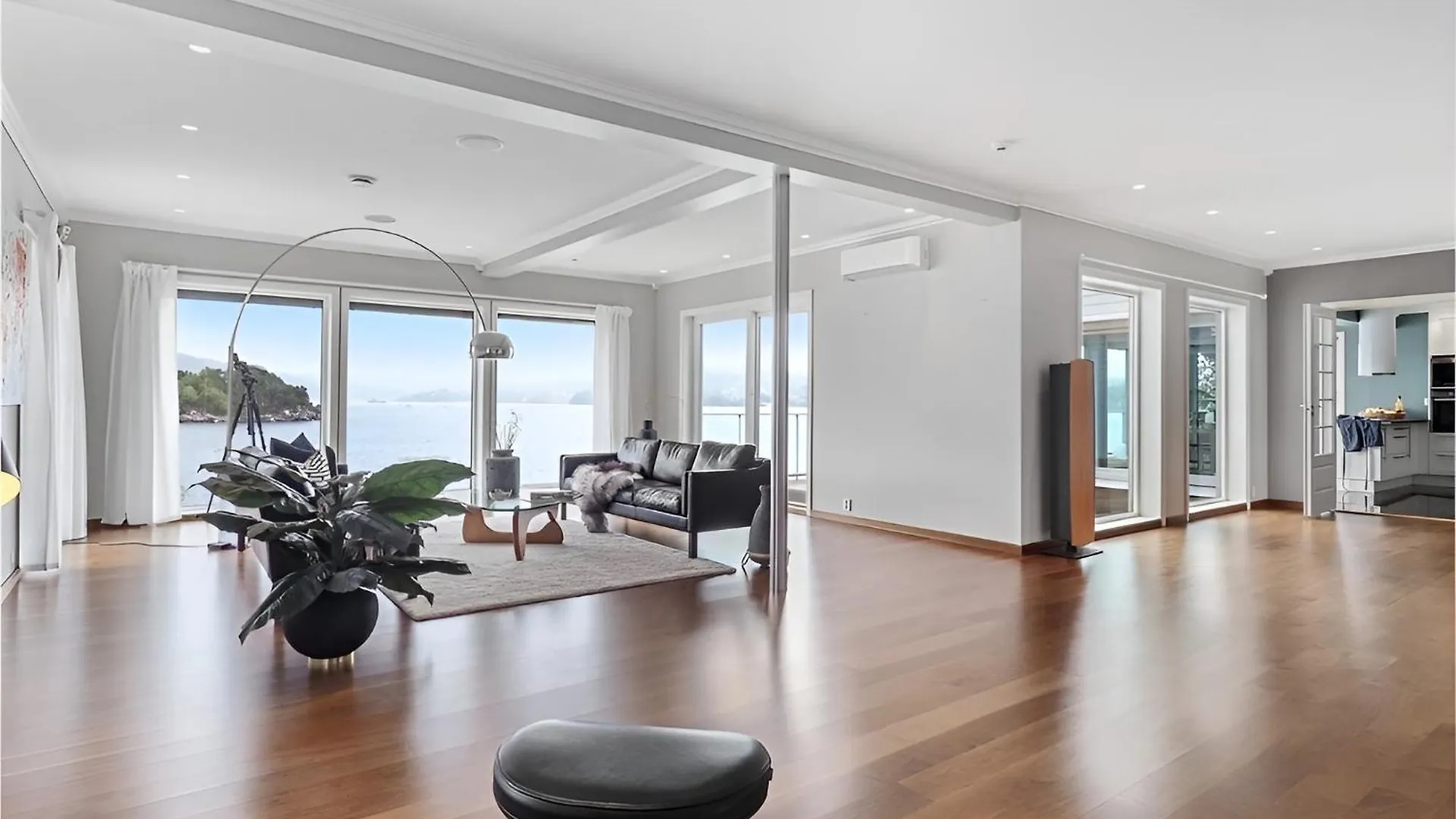Beachfront Villa With Jacuzzi, Cinema & Canoe Bergen Norway