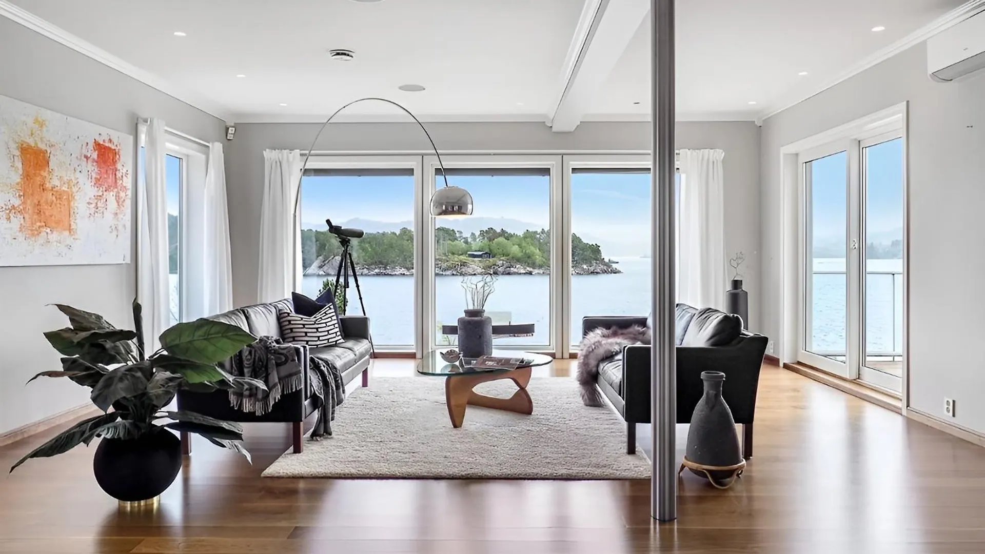 Beachfront Villa With Jacuzzi, Cinema & Canoe Bergen