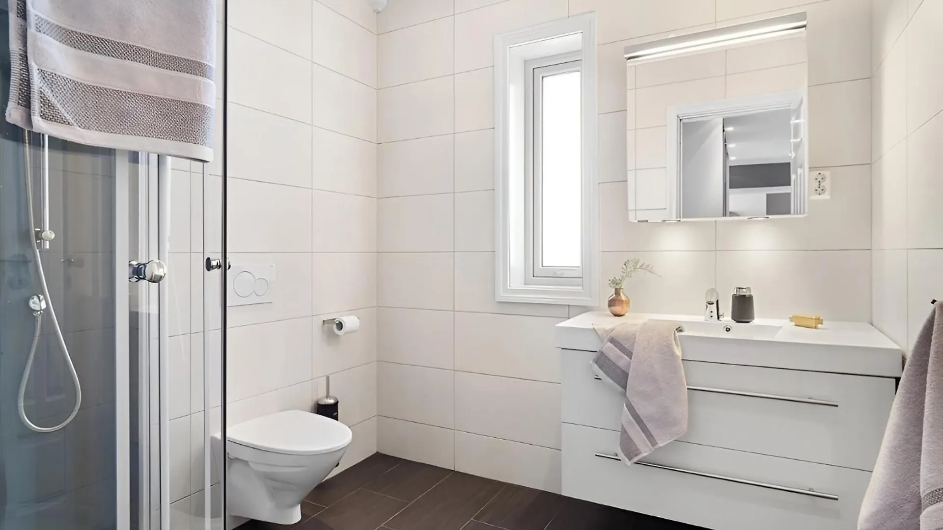 Beachfront Villa With Jacuzzi, Cinema & Canoe Bergen Norway
