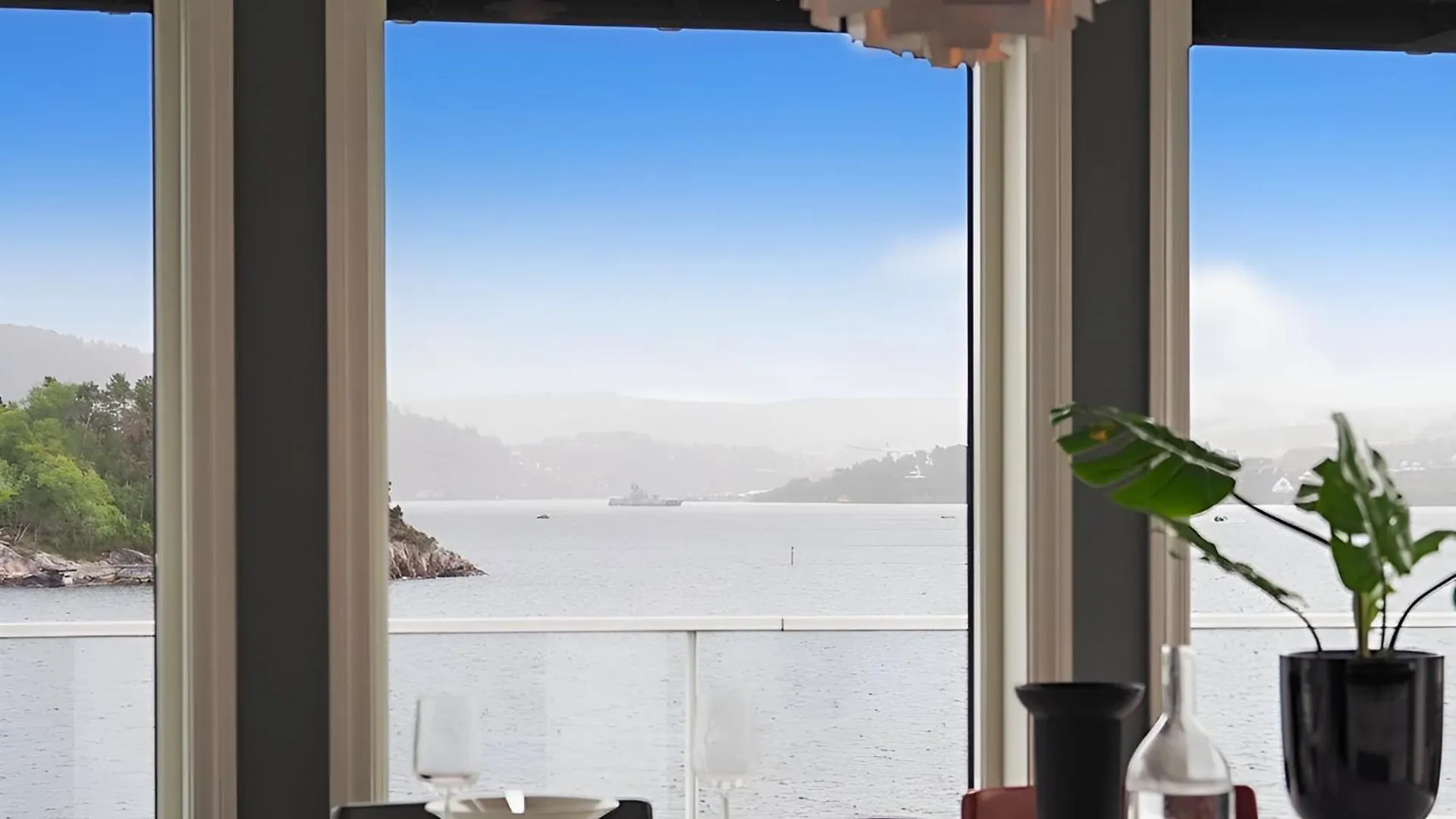 Beachfront Villa With Jacuzzi, Cinema & Canoe Bergen