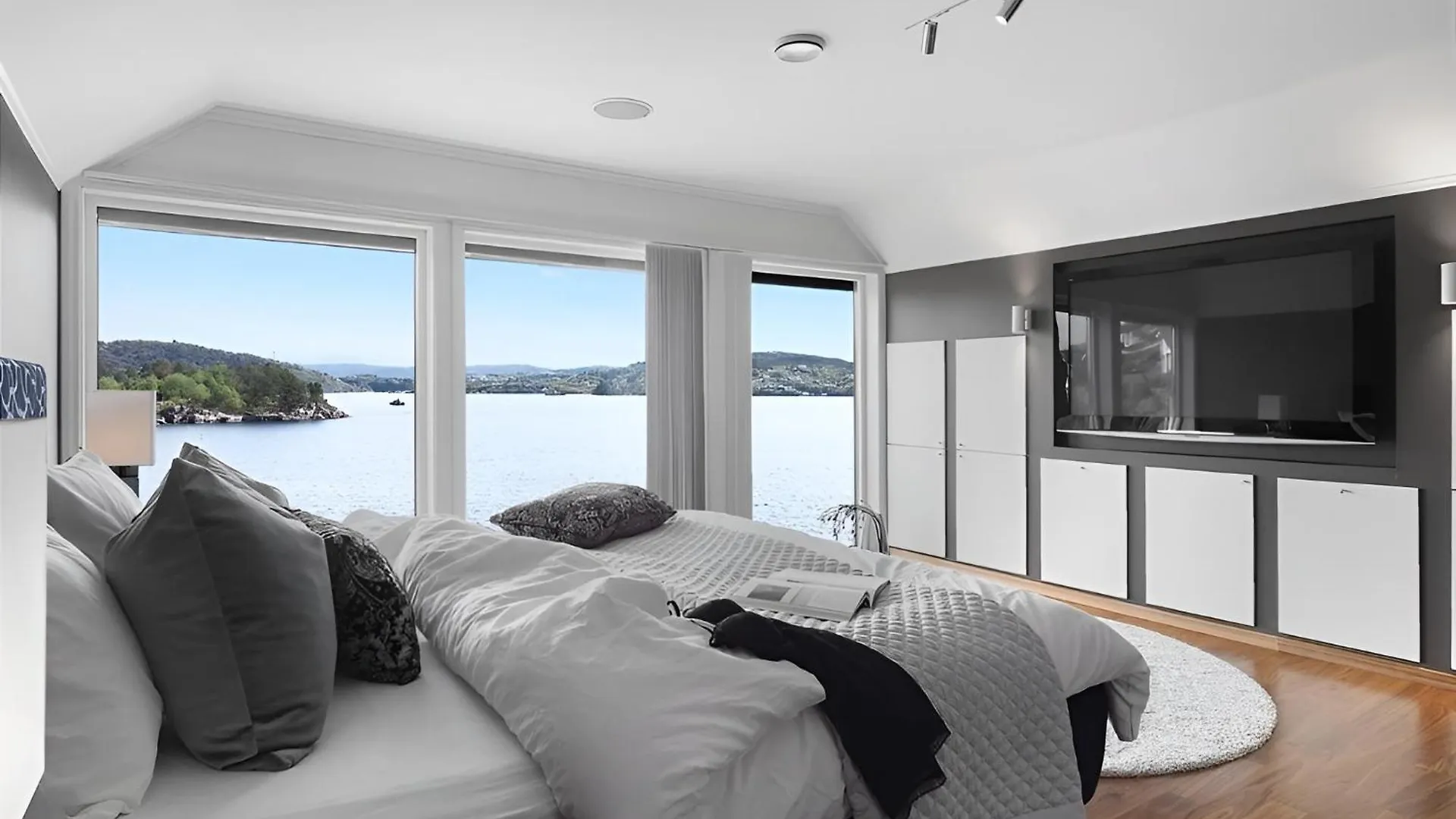 Beachfront Villa With Jacuzzi, Cinema & Canoe Bergen