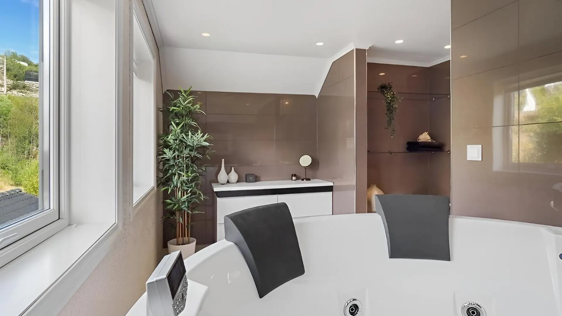 Beachfront Villa With Jacuzzi, Cinema & Canoe Bergen 0*,  Norway