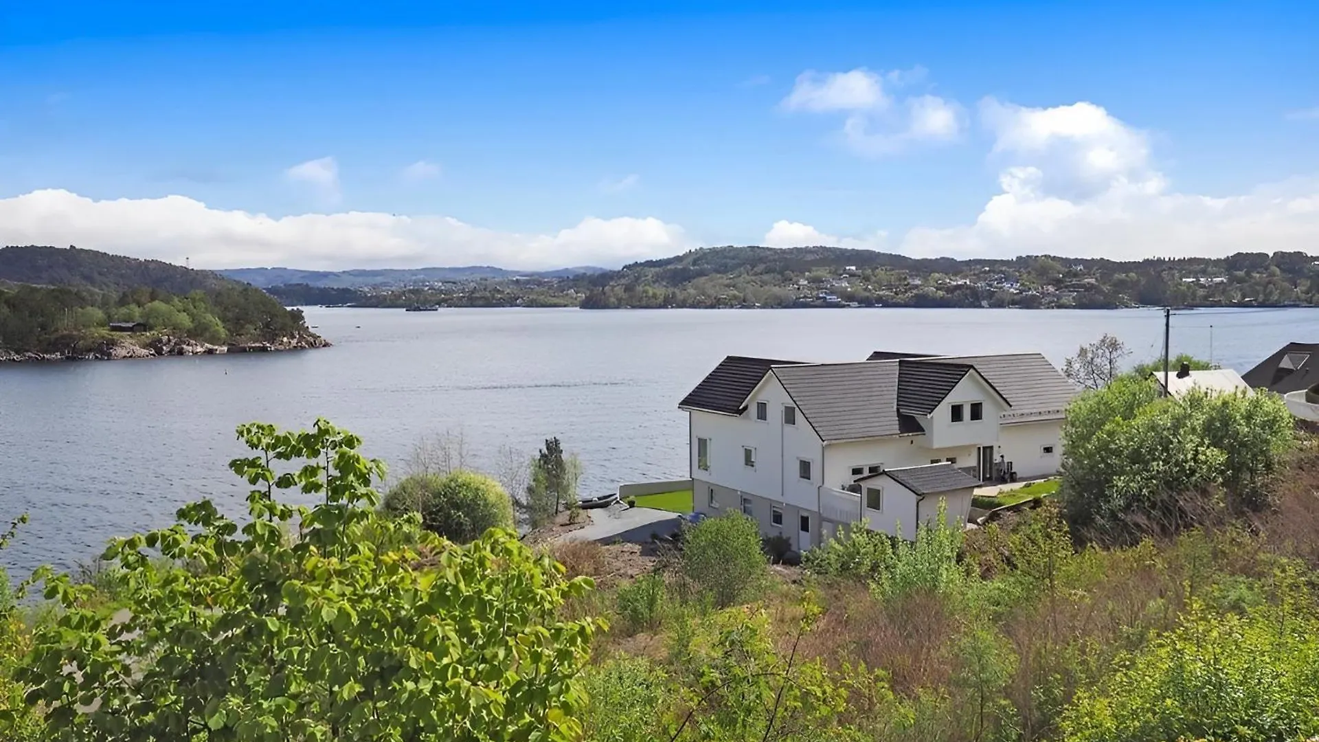Beachfront Villa With Jacuzzi, Cinema & Canoe Bergen 0*,  Norway