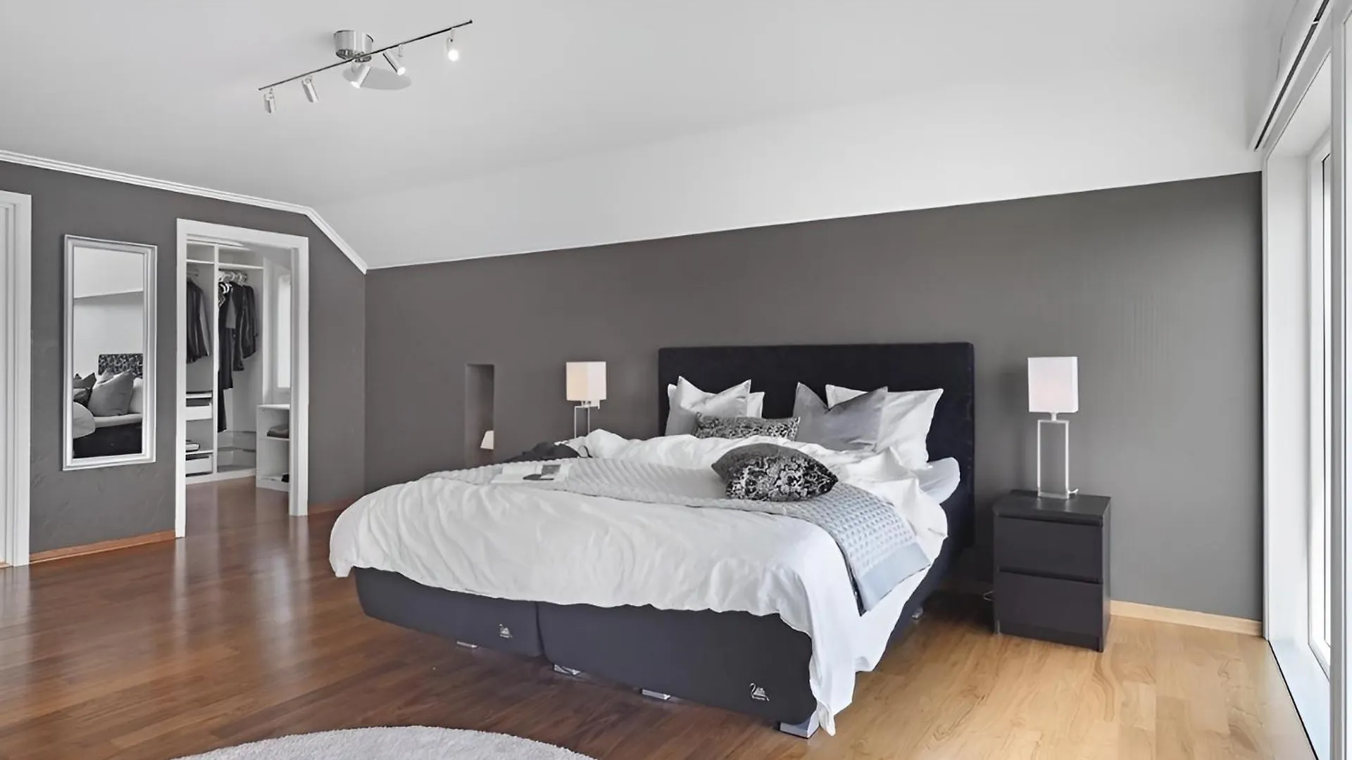 Beachfront Villa With Jacuzzi, Cinema & Canoe Bergen