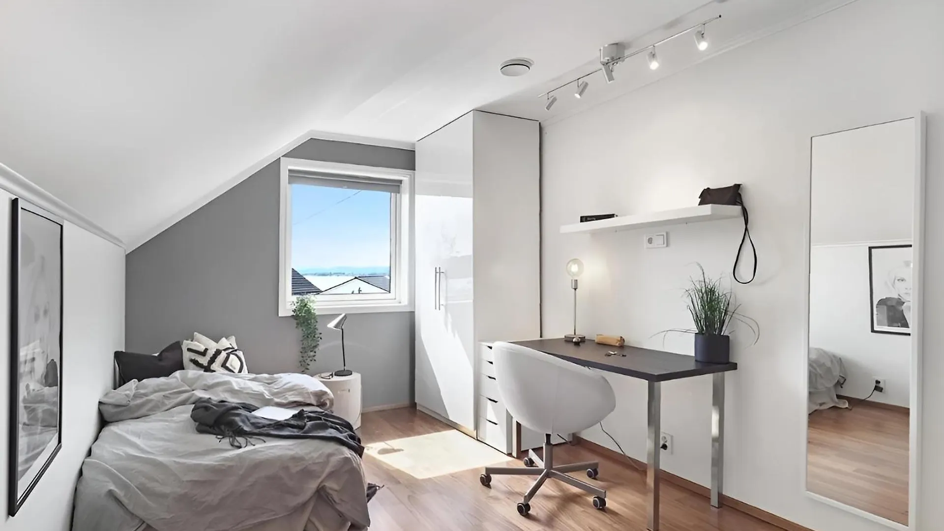 Beachfront Villa With Jacuzzi, Cinema & Canoe Bergen