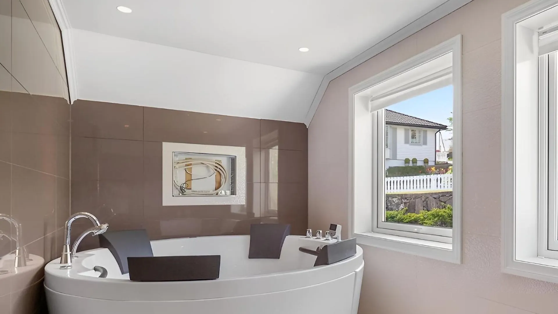 Beachfront Villa With Jacuzzi, Cinema & Canoe Bergen