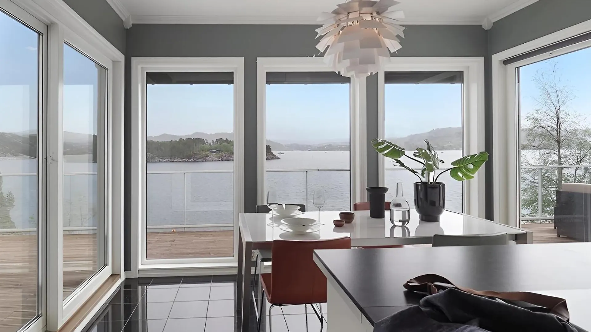 Beachfront Villa With Jacuzzi, Cinema & Canoe Bergen