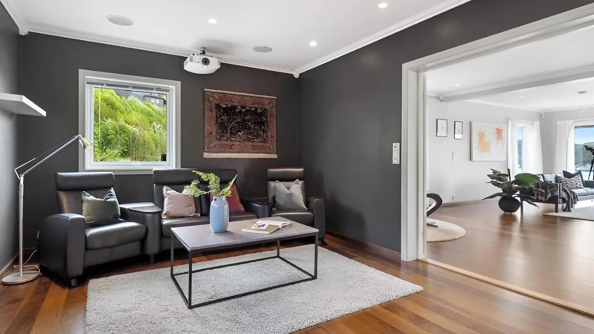 Beachfront Villa With Jacuzzi, Cinema & Canoe Bergen