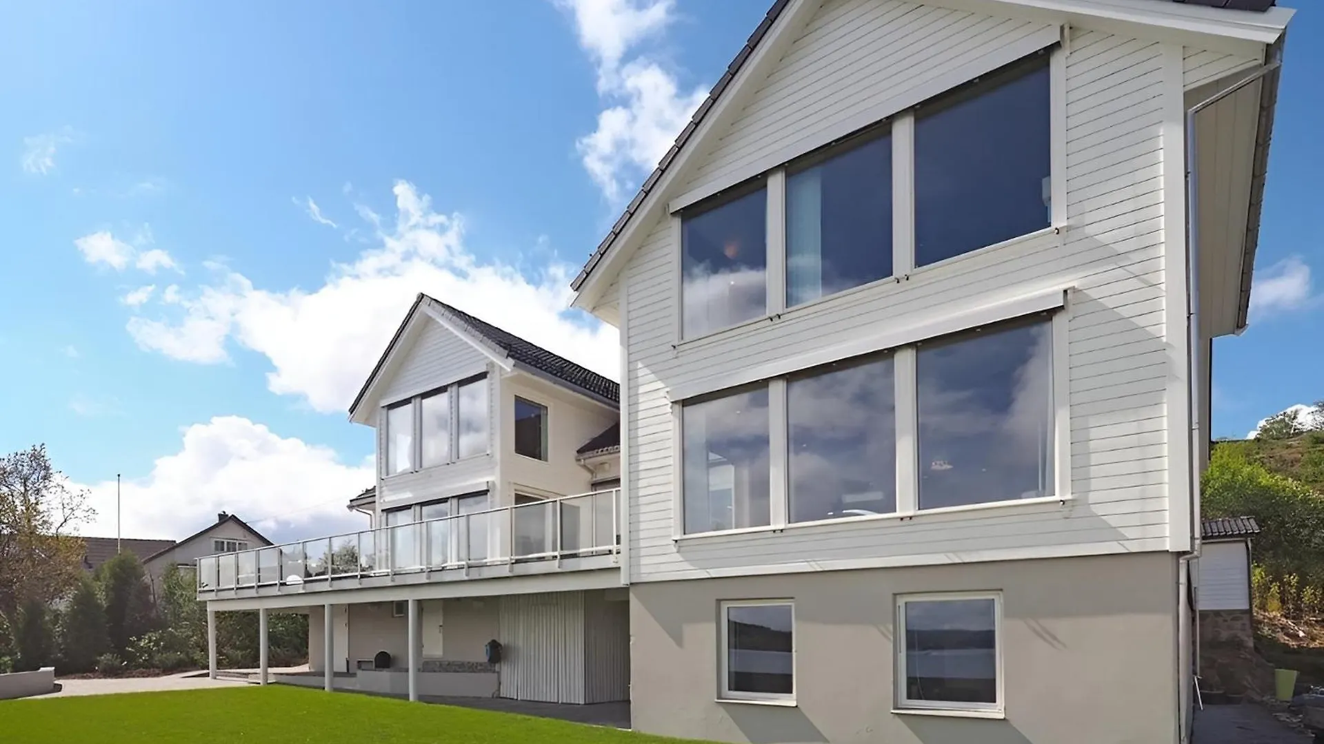 Beachfront Villa With Jacuzzi, Cinema & Canoe Bergen Norway