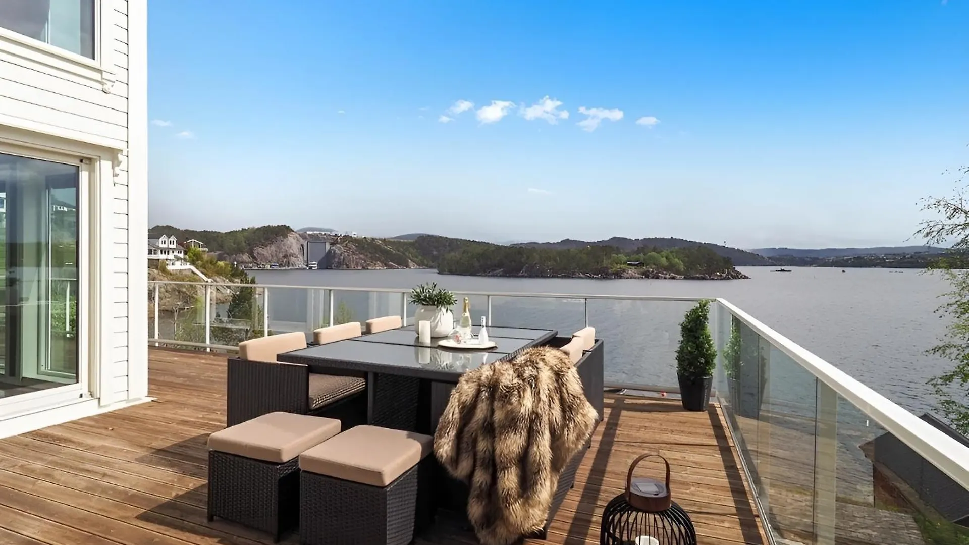 Beachfront Villa With Jacuzzi, Cinema & Canoe Bergen